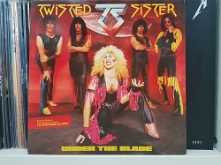 Twisted-Sister---Under-The-Blade.jpg