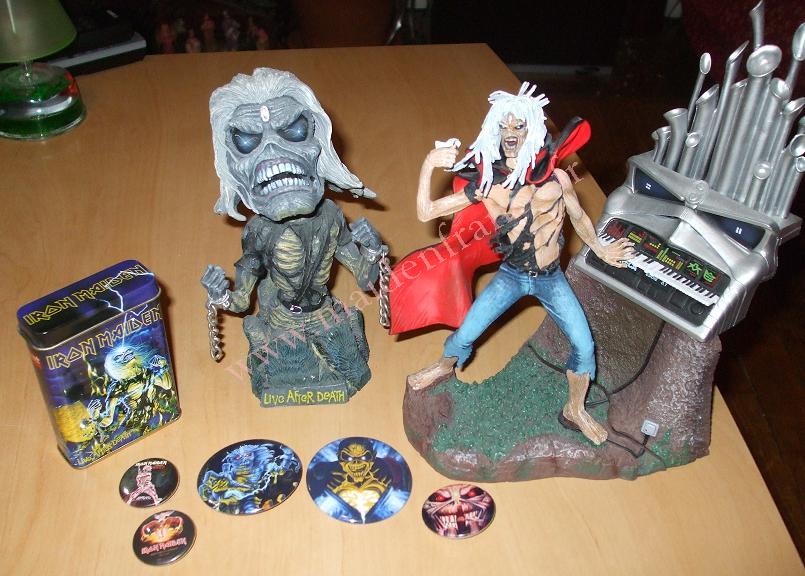 Figurines-plus-boite-plus-badges.jpg